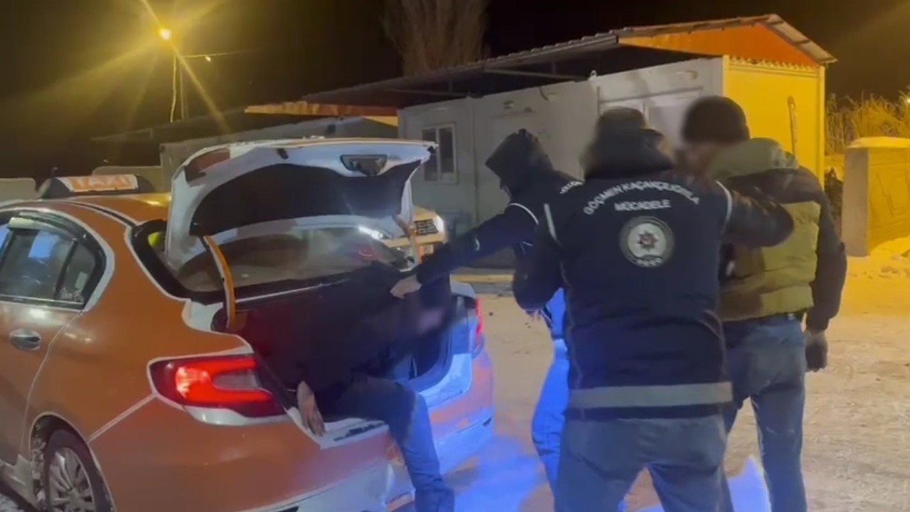 Kars’ta taksi bagajından düzensiz göçmen çıktı

