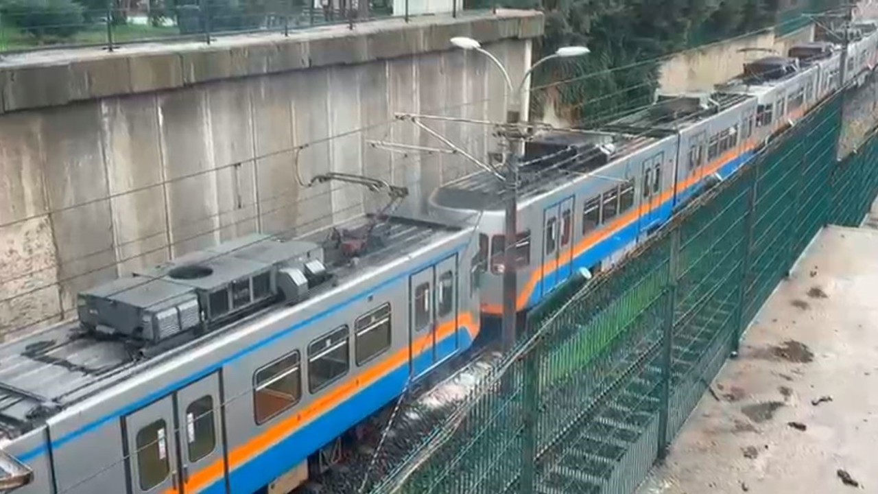 Bayrampaşa’da duran metrodan dumanlar yükseldi
