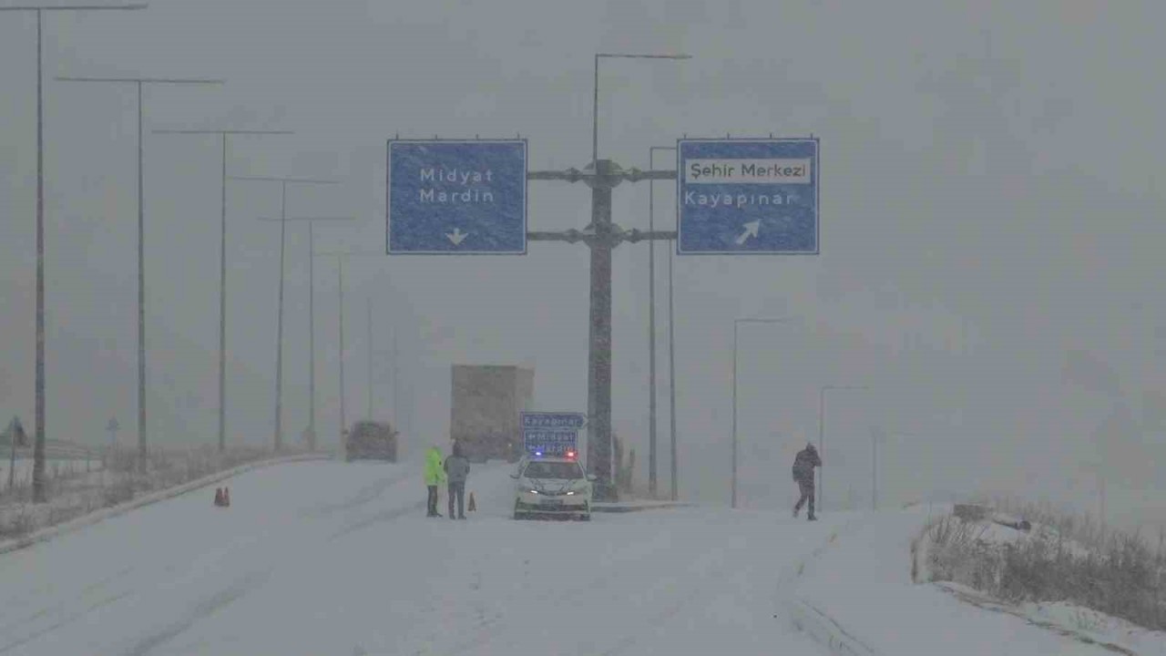 Batman’da kar teyakkuzu: Ayrancı Geçidi’nde "zincir" denetimi, köy yollarında kurtarma operasyonu

