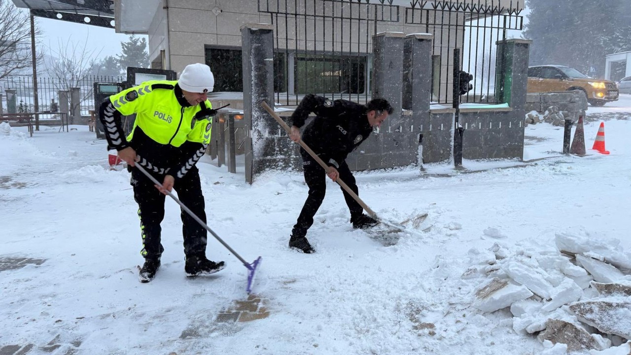 Osmaniye’de polisler kürek aldı, vatandaşın yolunu açtı

