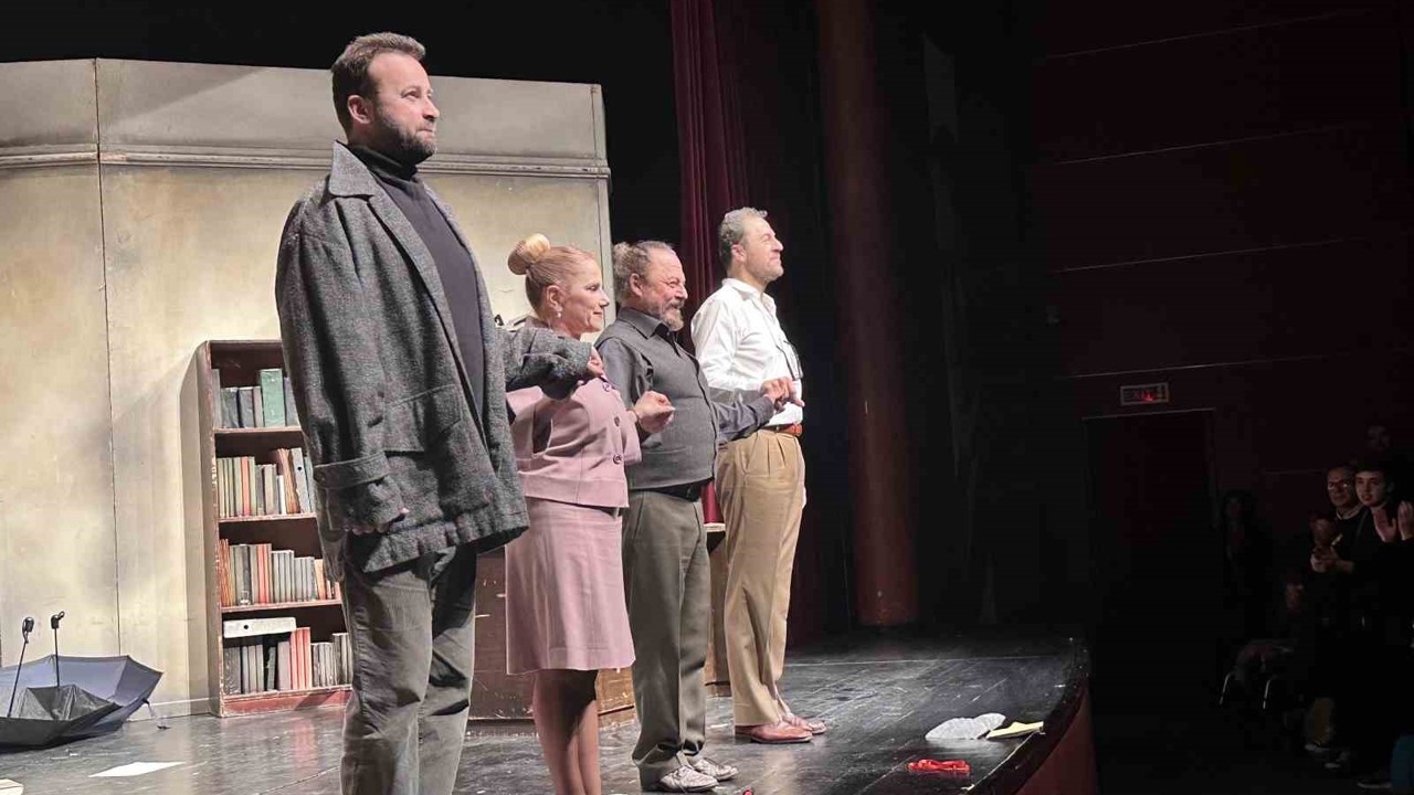 Devlet Tiyatrosu’nun unutulmaz oyunu Profesyonel son kez sahnedeydi
