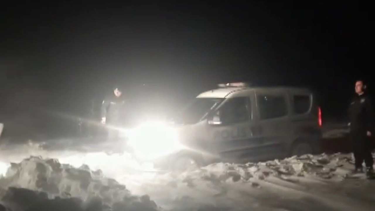 Yolda kalan polis aracının yardımına iş makineleri yetişti
