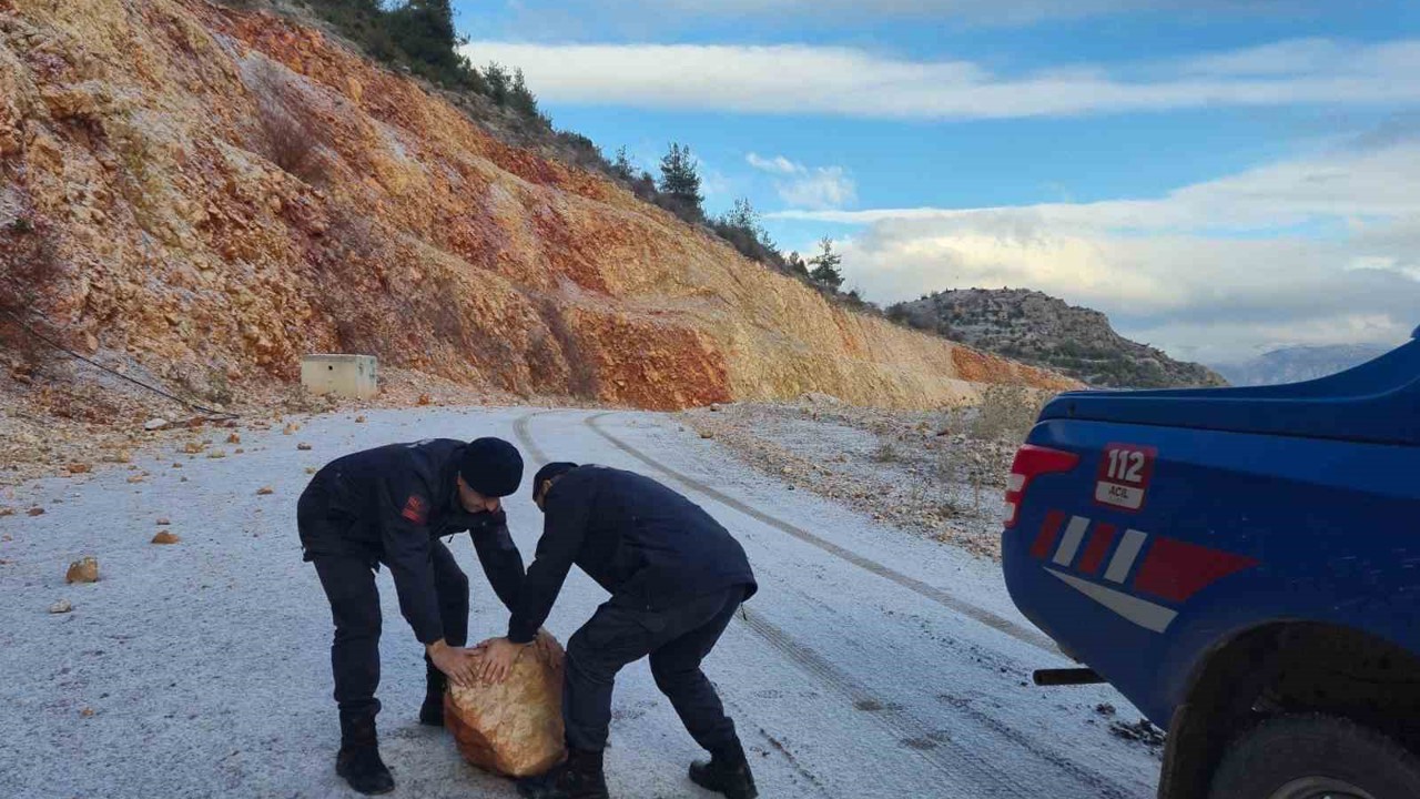 Harmankaya Tabiat Kanyonu’nun yolunu düşen kaya parçası jandarma tarafından kaldırıldı
