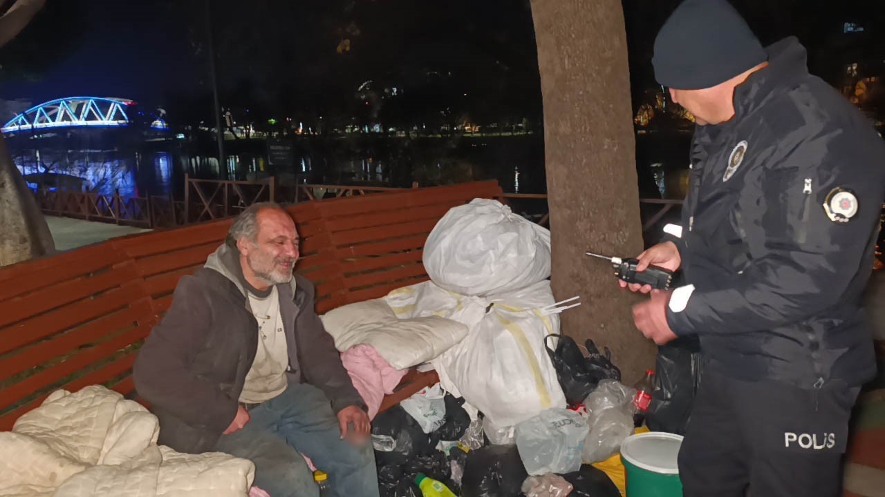 Bankta hayatını sürdüren adam, otelde konaklamayı kabul etmedi
