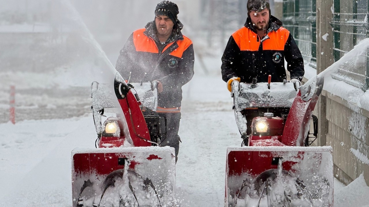 Yeşilyurt Belediyesi karla mücadelede 7/24 sahada!
