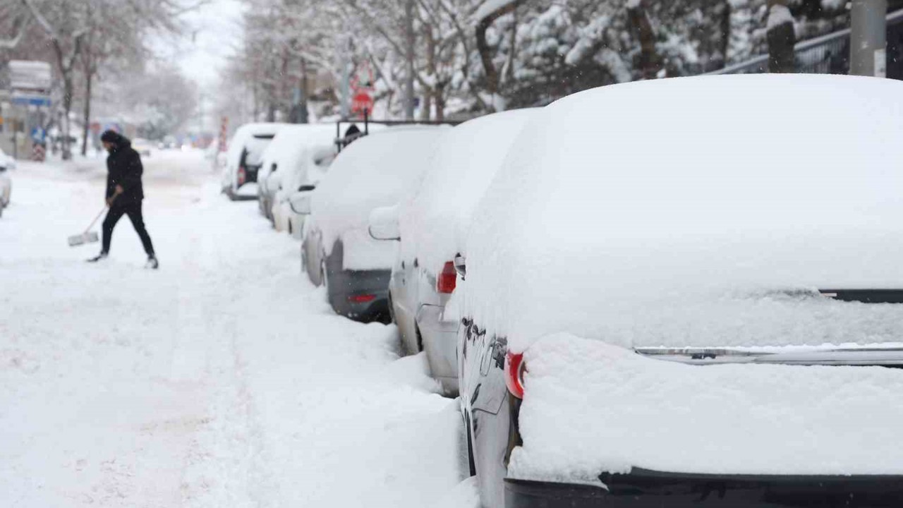 Elazığ’da kar kalınlığı 20 santimetreyi buldu, araçlar görünmez hale geldi
