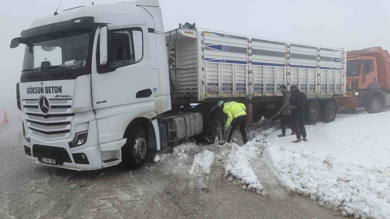 Hatay’da karla kaplı yolda sürücüler zor anlar yaşadılar
