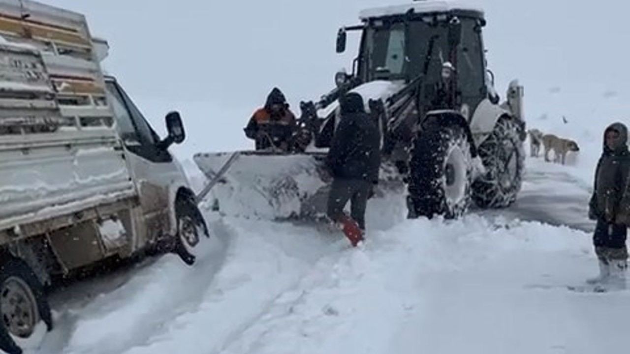 Elazığ’da şarampole düşen araç kurtarıldı
