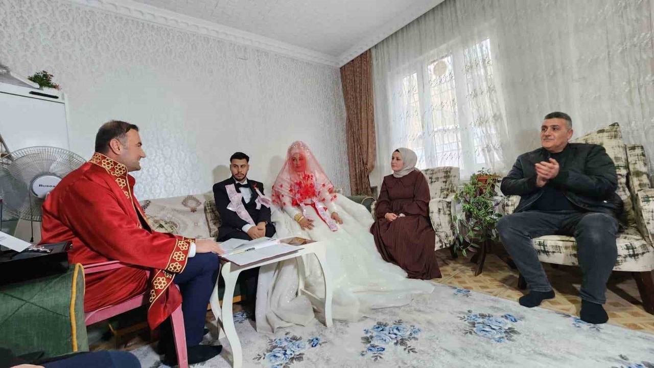 Gaziantep’te aşk kar kış dinlemedi: Gelin ve damat nikah salonuna gidemeyince nikah memuru eve geldi
