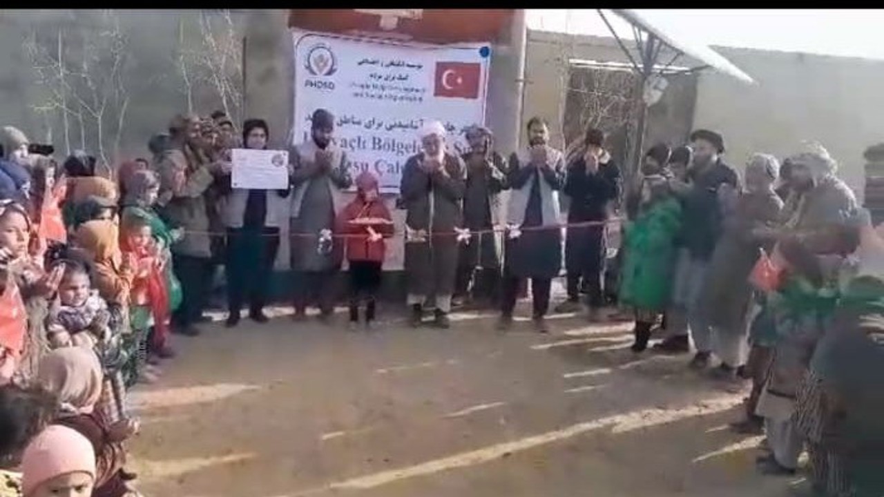 Bursalı hayırsever hanımlar Afganistan’da su kuyusu açtı
