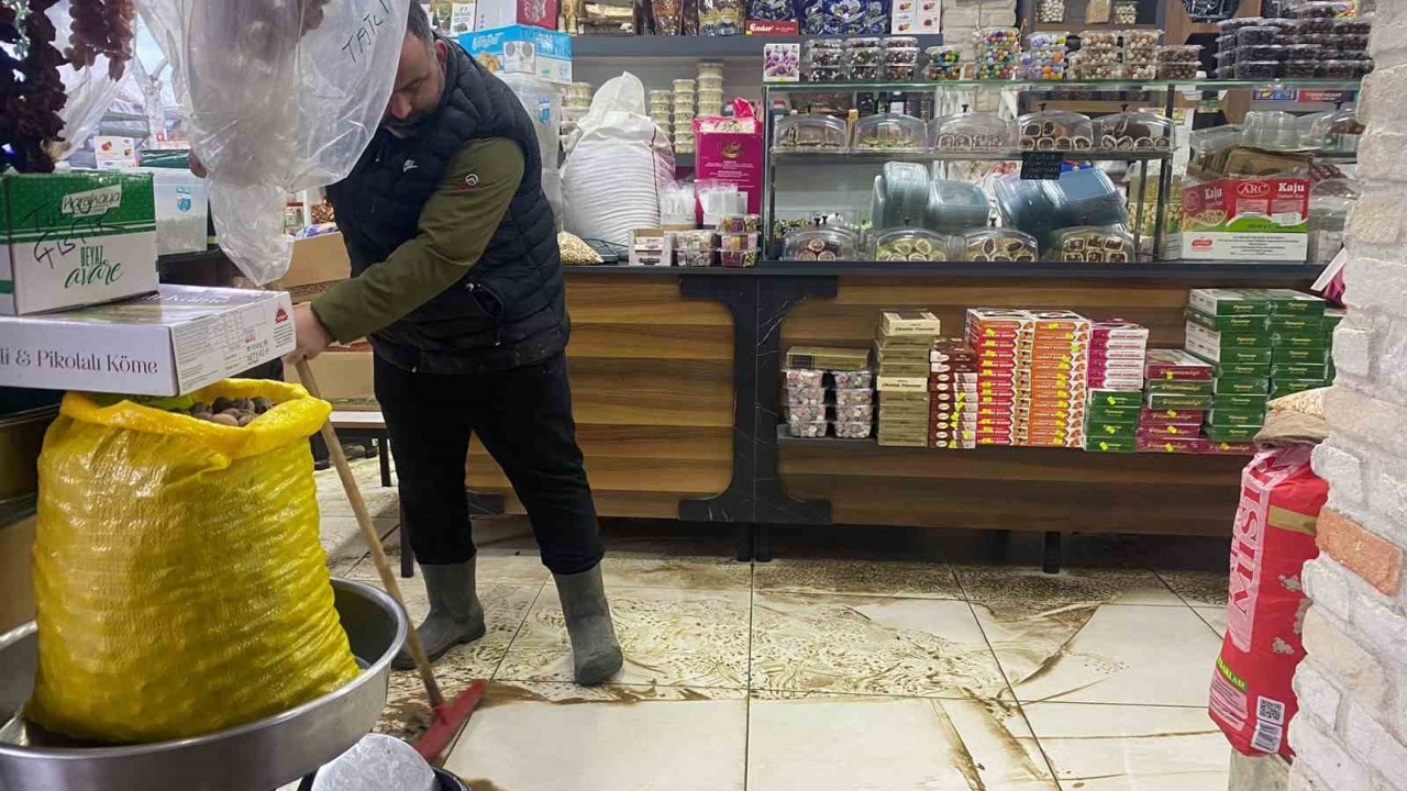 Antalya’da sağanak hayatı felç etti: İş yerleri su basan esnaf sabahın ilk ışığıyla temizliğe başladı
