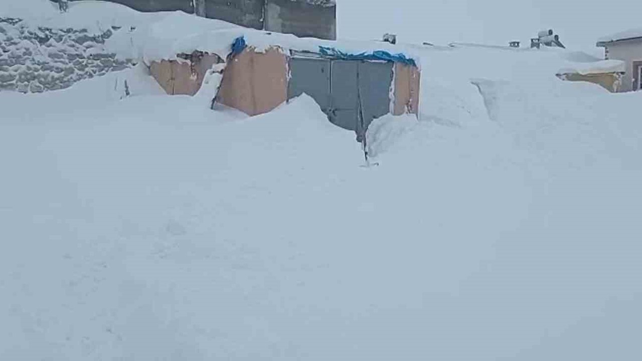 Sivas’ta 3 metre kar yağdı, hayvanlarının bulunduğu ahırın kapısını bulamadı
