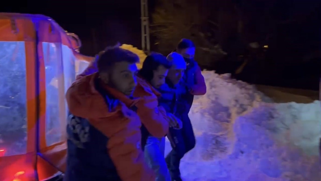 Kars’ta yaşlı hasta vatandaşa AFAD paletli amfibi aracıyla ulaştı
