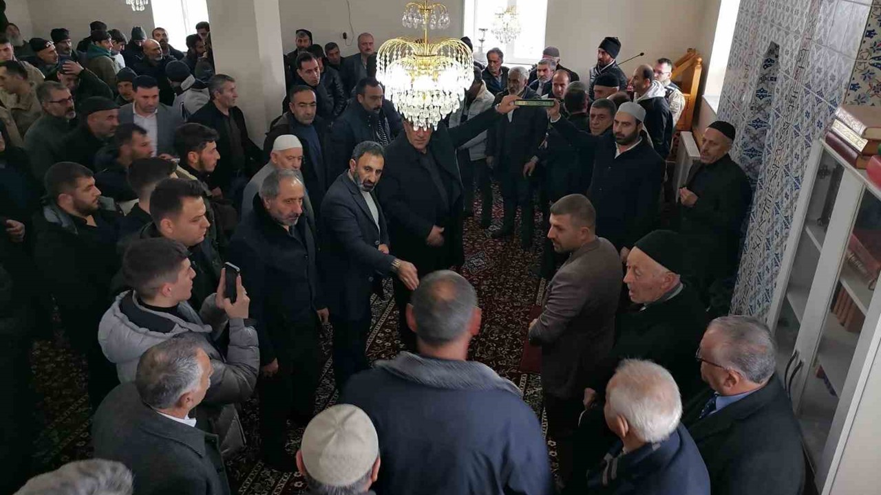 Hınıs’ta husumetli aileler ilçe protokolü ve kanaat önderlerinin araya girmesiyle barıştırıldı
