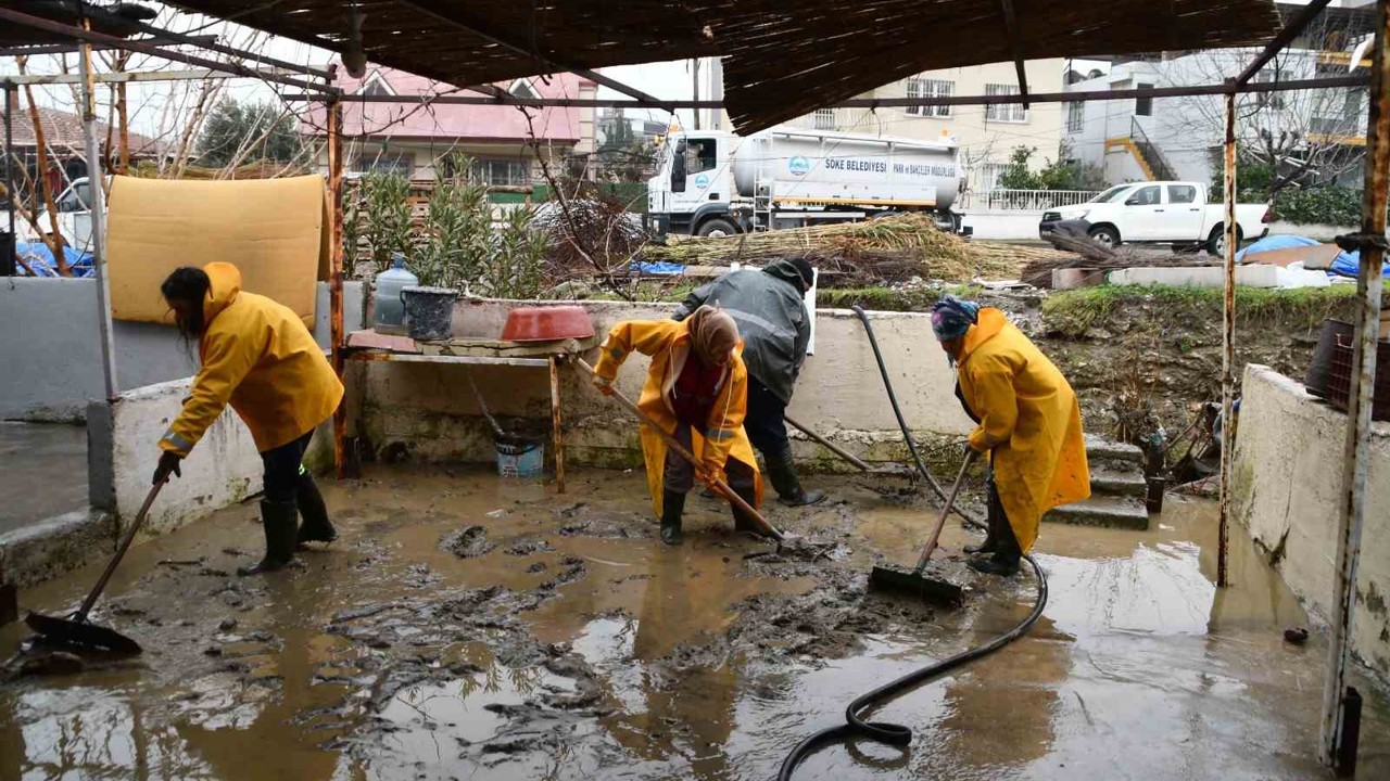 Söke Belediyesi ekipleri selin yaralarını sarmak için sahada
