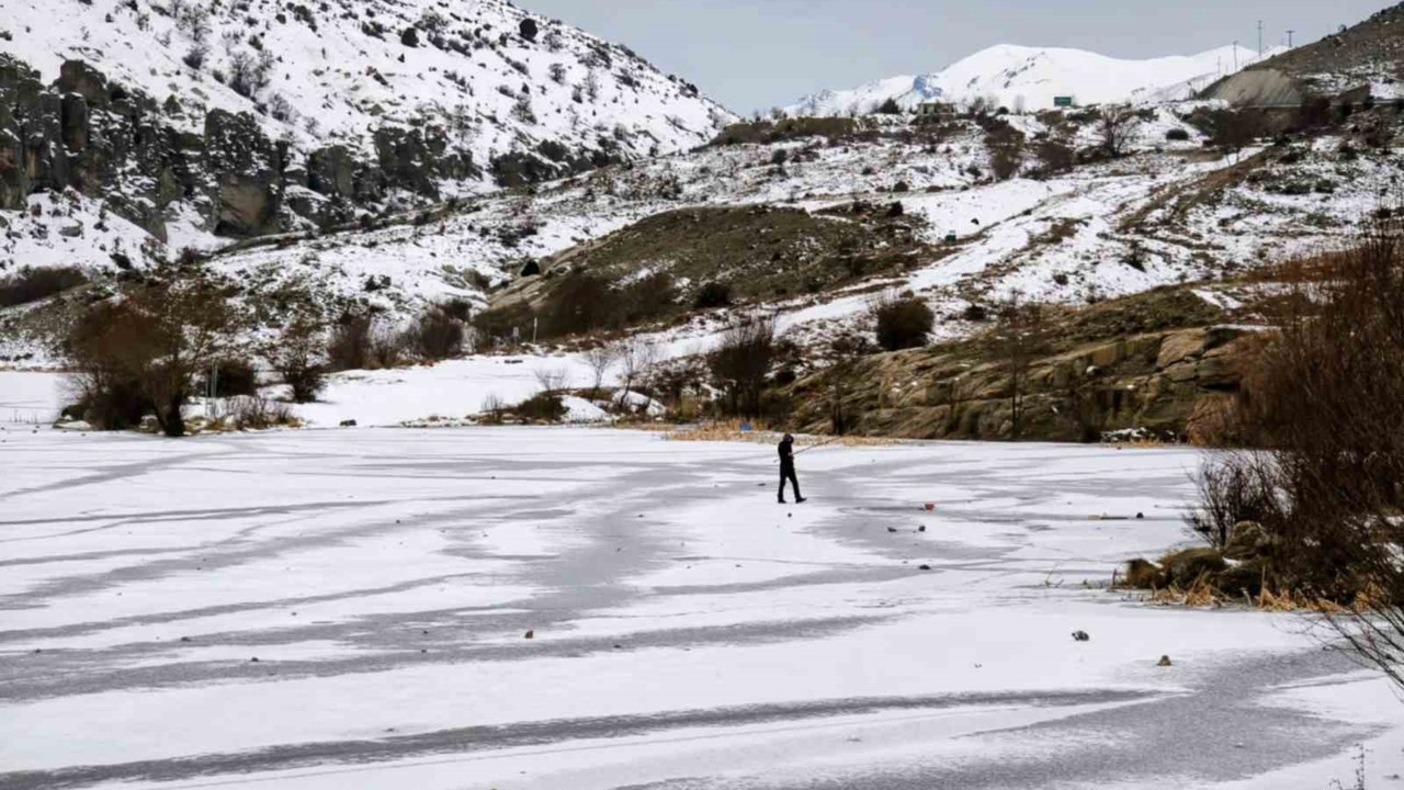Bulumya Göleti buz tuttu
