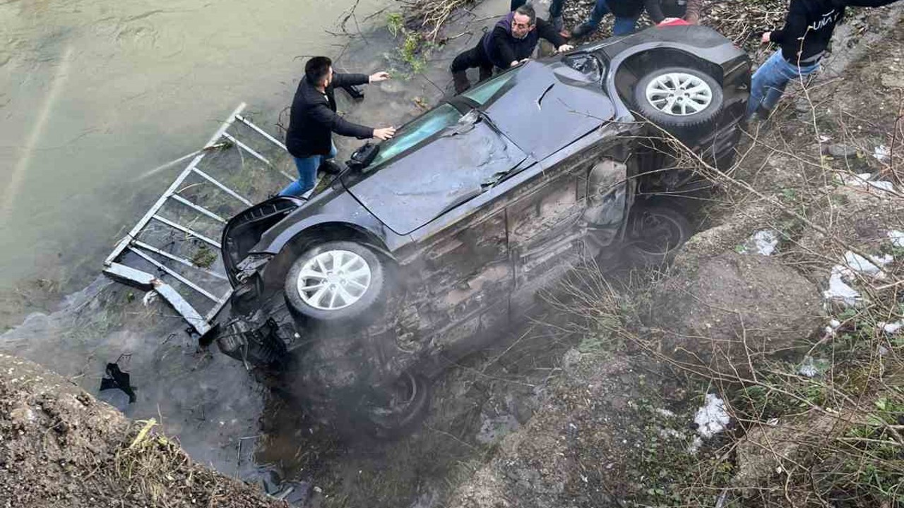 Zonguldak’ta kontrolden çıkan otomobil 20 metreden dereye uçtu; 1 yaralı
