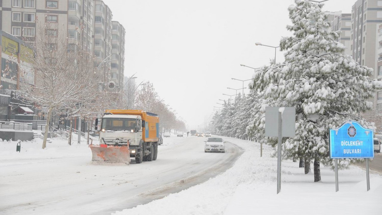 Diyarbakır’da kar yağışına karşı kesintisiz mücadele
