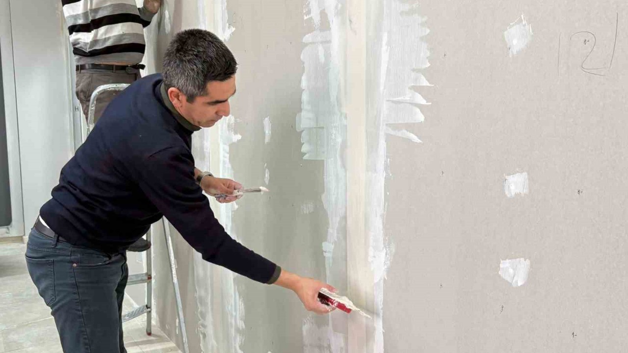 MYO müdürü okuldaki tadilat işlerini kendi elleriyle yapıyor
