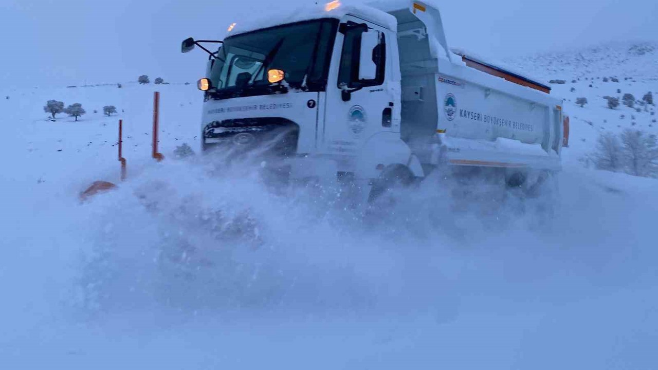 Kayseri Büyükşehir 10 ilçede 155 kırsal mahalle yolunu ulaşıma açtı
