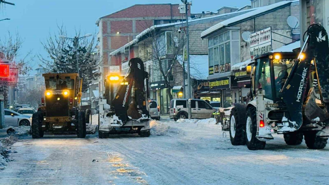 Patnos’ta kar yağışının ardından temizlik seferberliği
