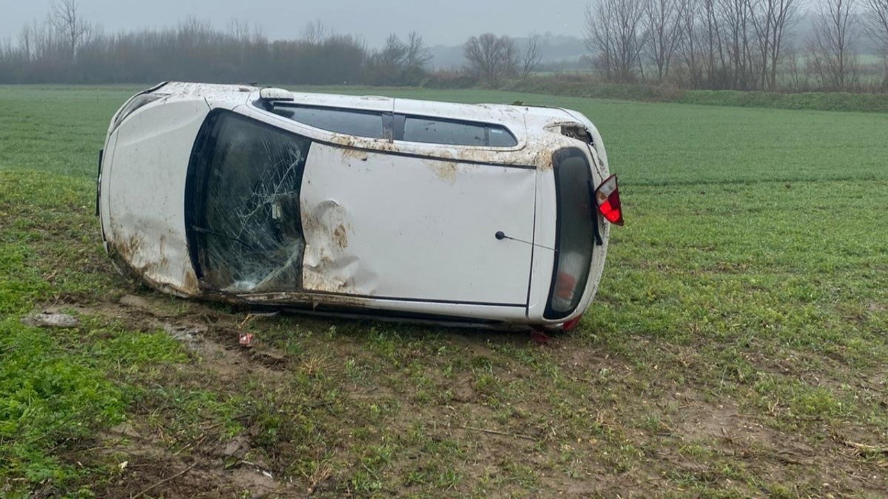 Yağışlı havada sürücüsünün kontrolünden çıkan otomobil tarlaya uçtu
