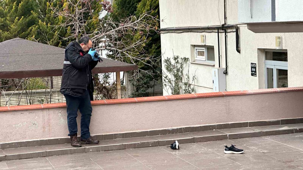 Uşak’ta çatıdan düşen adam hayatını kaybetti
