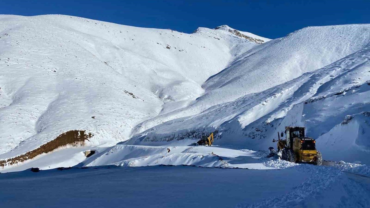 Batman’da kar yağışı nedeniyle hasta kepçe ile ambulansa ulaştırıldı
