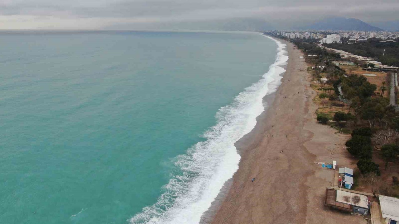 Dalgaların dövdüğü dünyaca ünlü sahil beyaza büründü, manzara tutkunları cep telefonlarına sarıldı
