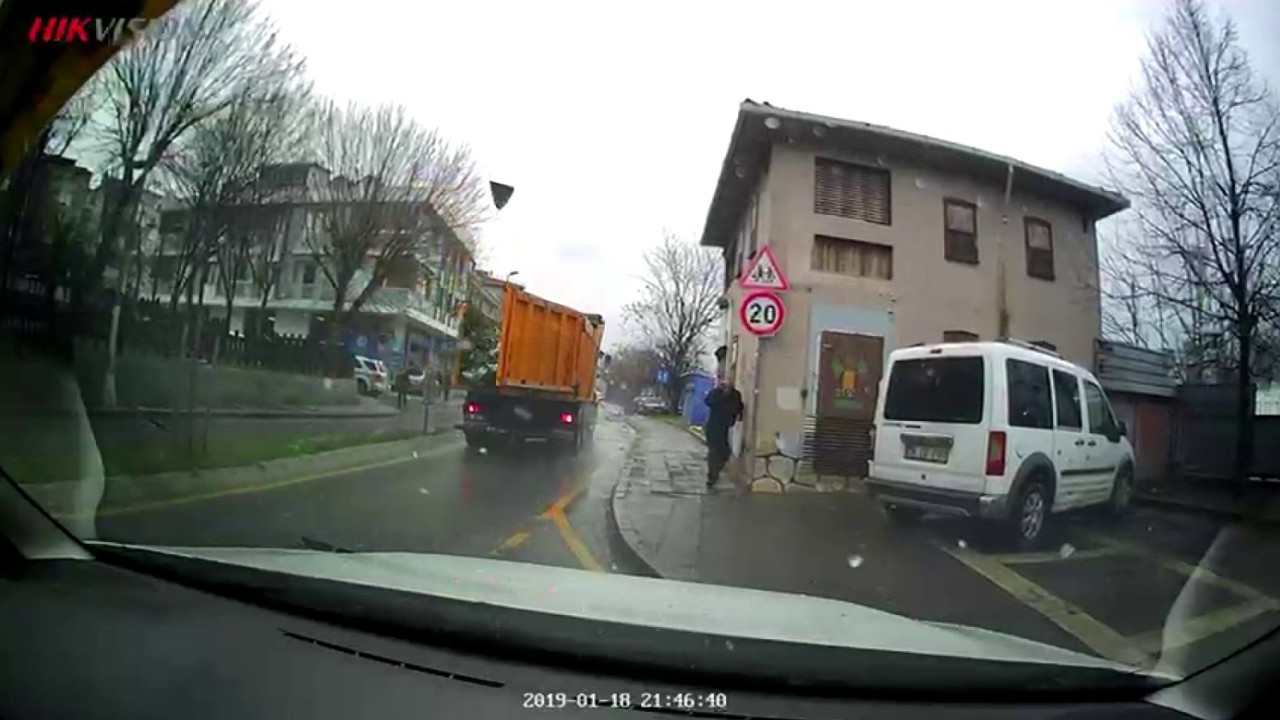 Üsküdar’da hafriyat kamyonunun açılan damper kapağı yayaya ve araçlara çarptı
