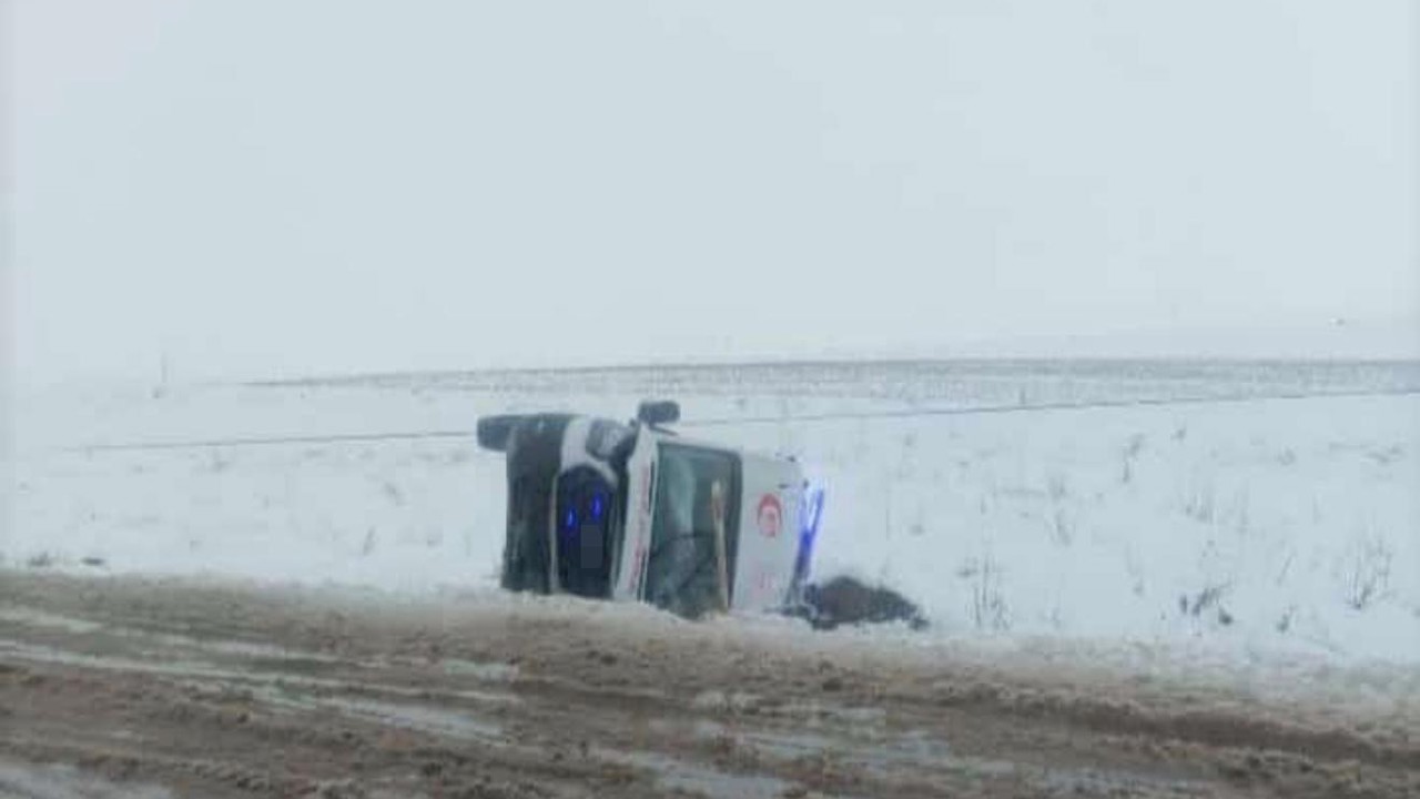 Diyarbakır’da ambulans devrildi: 3 yaralı
