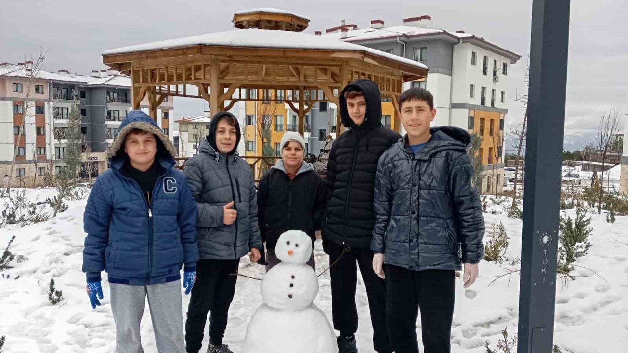 Kar yağışı sürücülere zor anlar yaşatırken çocukları mutlu etti
