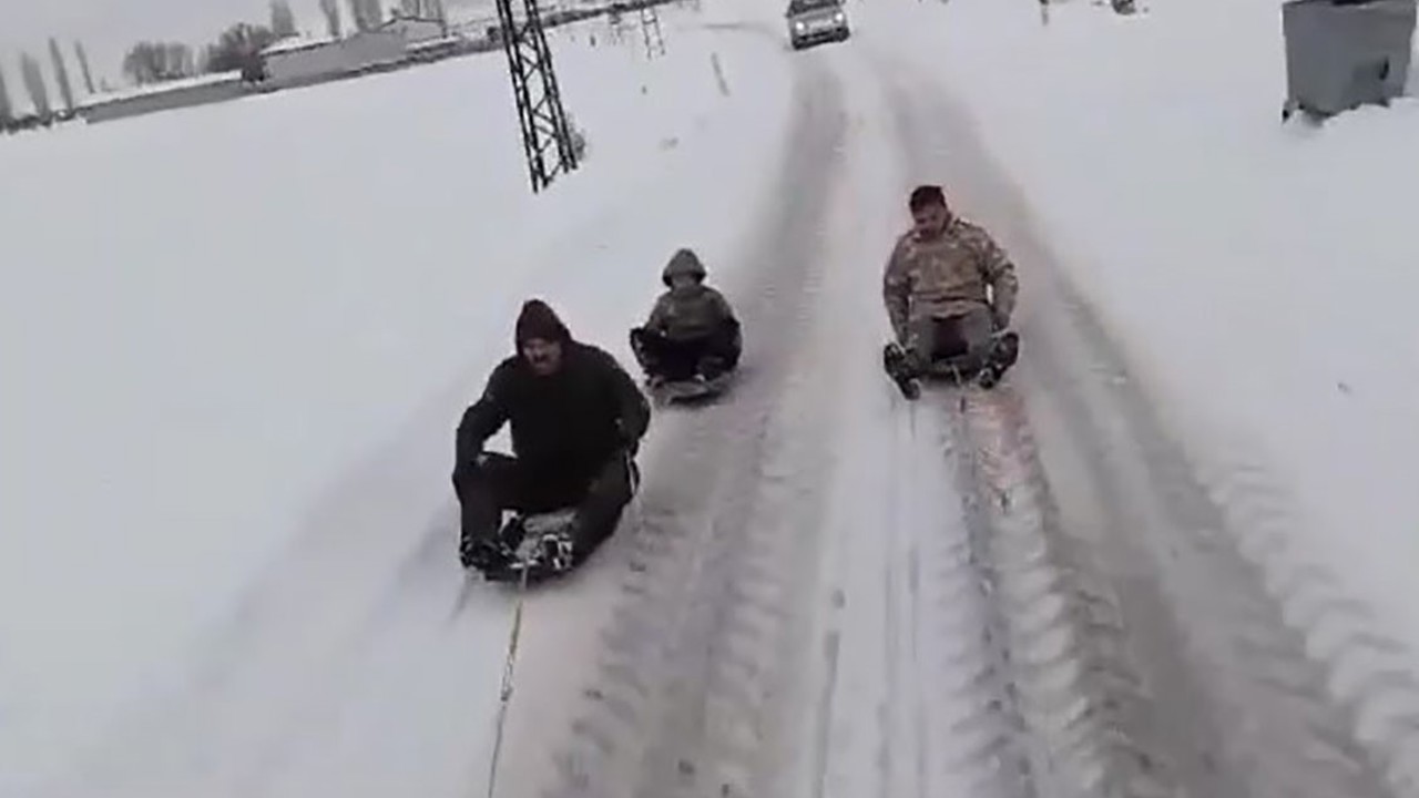 Traktör arkasında kayarak, o anları kayda aldılar
