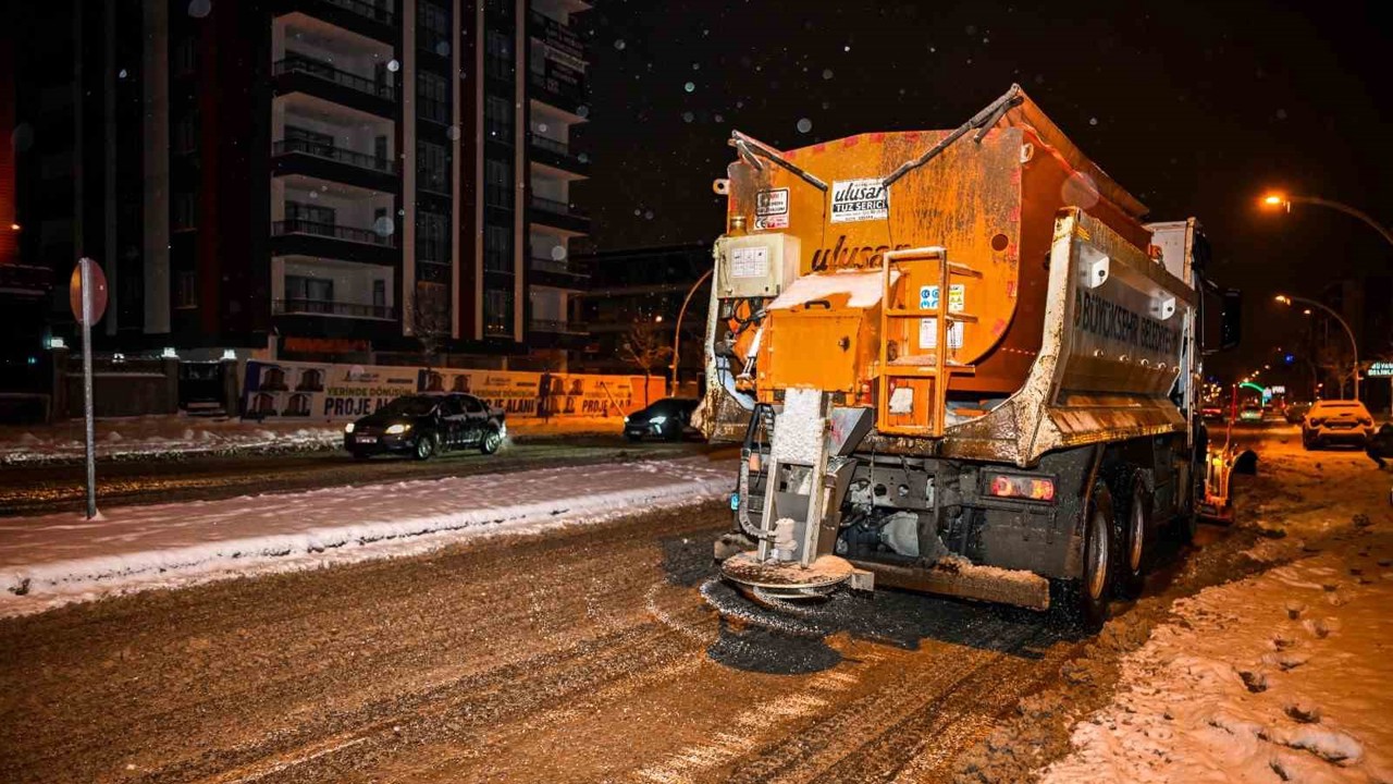 Malatya Büyükşehir Belediyesi karla mücadelede 7/24 sahada
