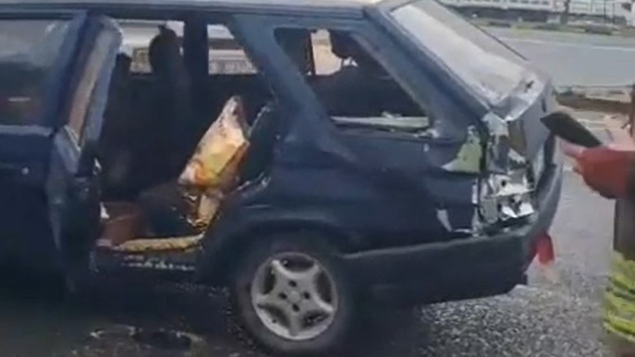 Manisa’da otomobil otobüs ile çarpıştı: 2 yaralı
