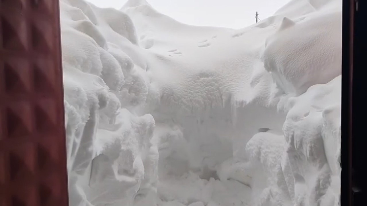 Yoğun kar ilçeyi esir aldı, hayvancılıkla uğraşanların zorlu mesaisi kameraya yansıdı
