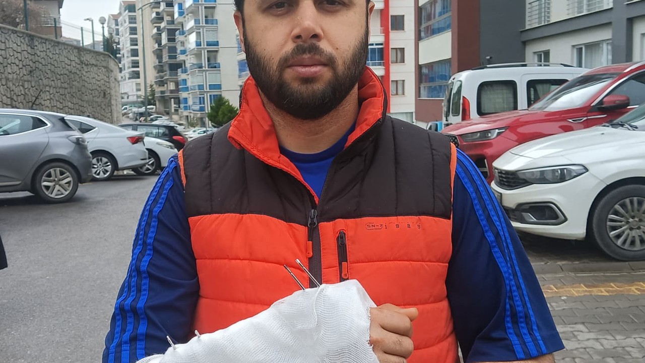 Sahipsiz köpeklerin saldırısından kaçmak isterken bileği kırıldı
