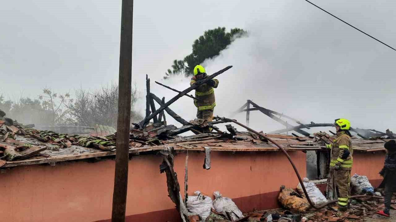 Gönen’de müstakil ev yangında kullanılamaz hale geldi
