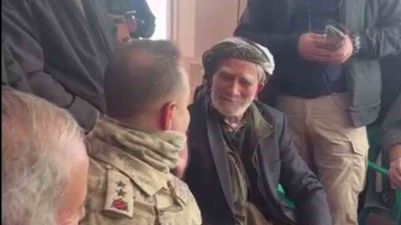 İl Jandarma Komutanı parmağındaki yüzüğü çıkartıp hediye etti, duygu dolu anlar yaşandı
