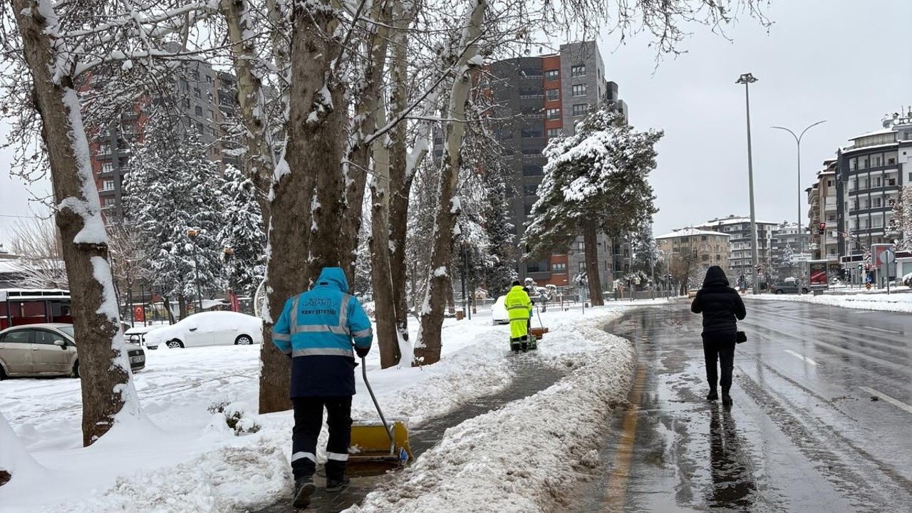 Büyükşehir’den kaldırımlarda yaya güvenliği için çalışma
