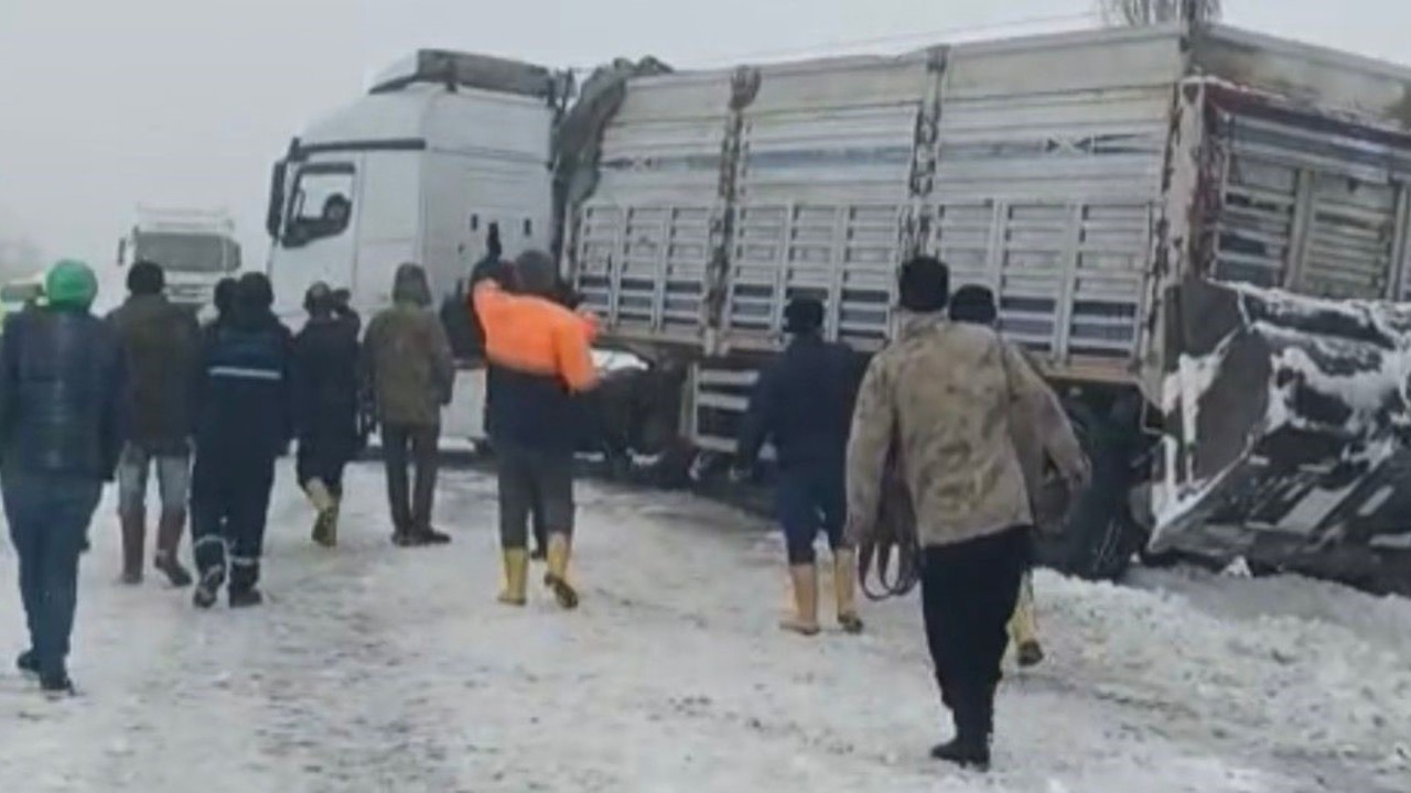 Kontrolden çıkan tır yolu kapattı, kilometrelerce araç kuyruğu oluştu
