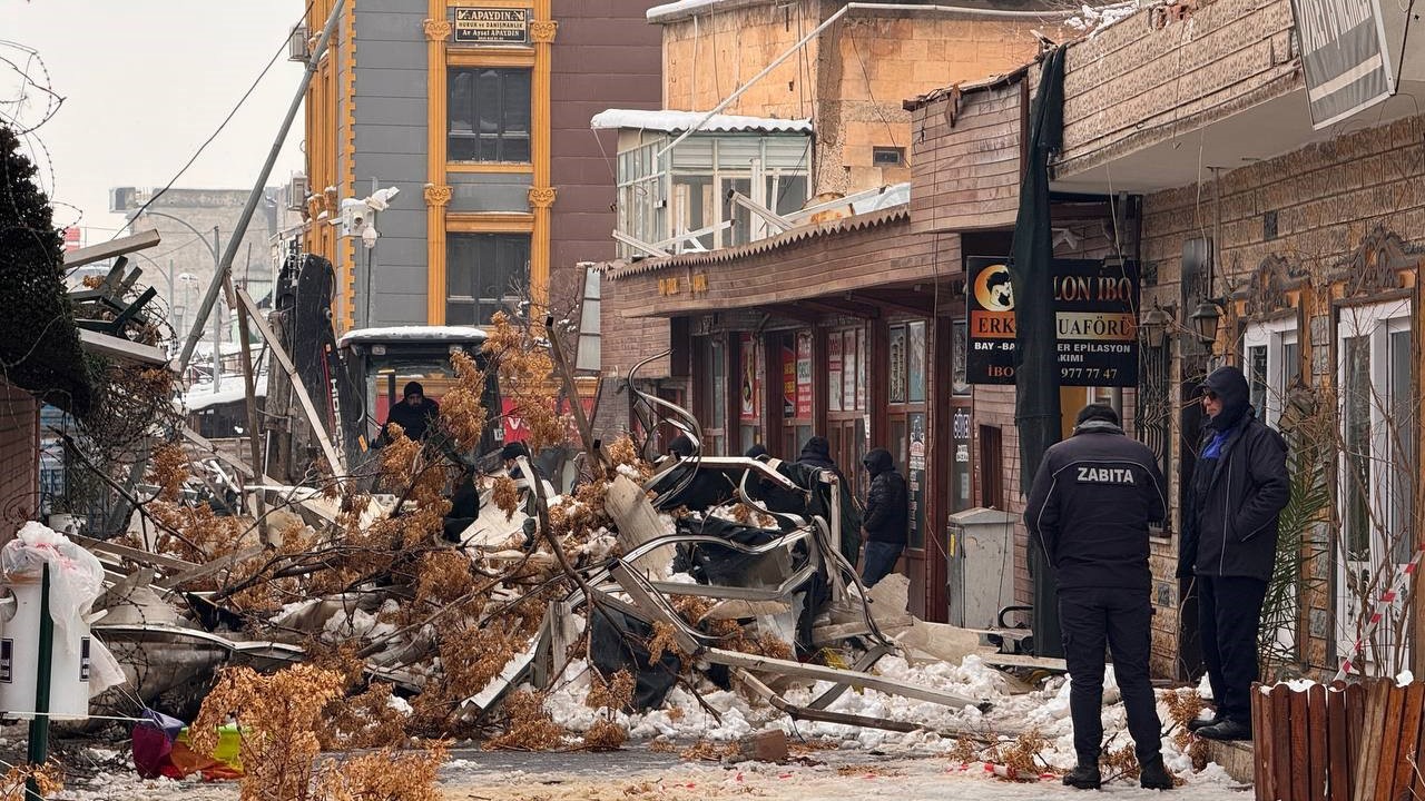 Yoğun kar yağışı Suruç’taki sanat sokağında çökmeye neden oldu
