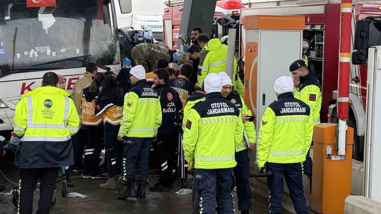 Silivri Kuzey Marmara Otoyolu’nda feci kaza: Yolcu otobüsüyle otomobil çarpıştı
