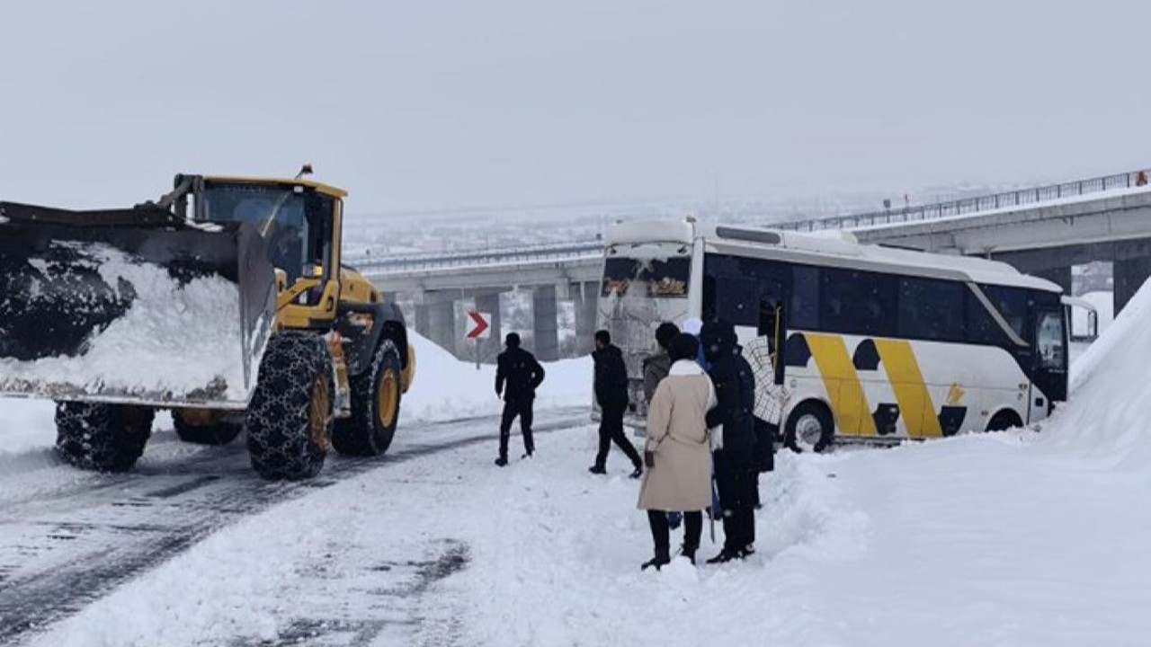 Bingöl’de kayan midibüs kara saplandı
