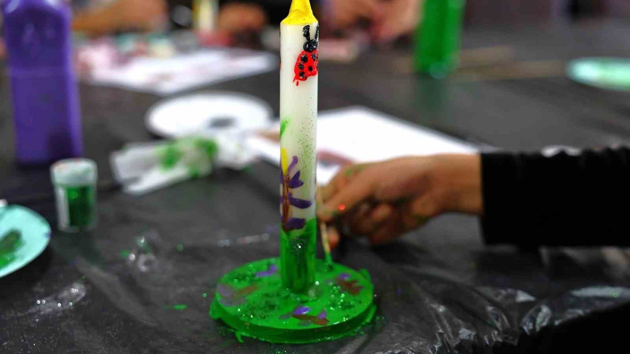 Üç kuşak mum boyama atölyesinde buluştu
