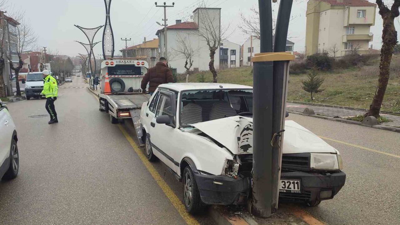Keşan’da aydınlatma direğine çarpan otomobildeki 2 kişi yaralandı
