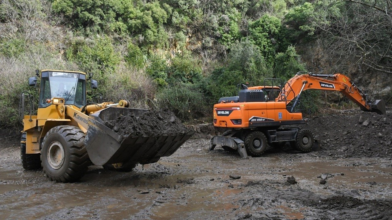 Kuşadası Belediyesi selin yaralarını sarmak için saha çalışmalarını sürdürüyor
