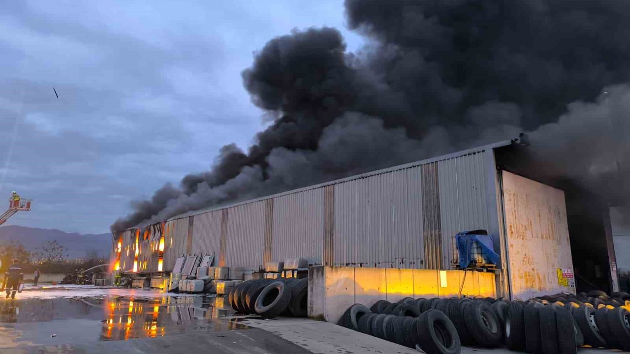 Lastik deposu alevlere teslim oldu
