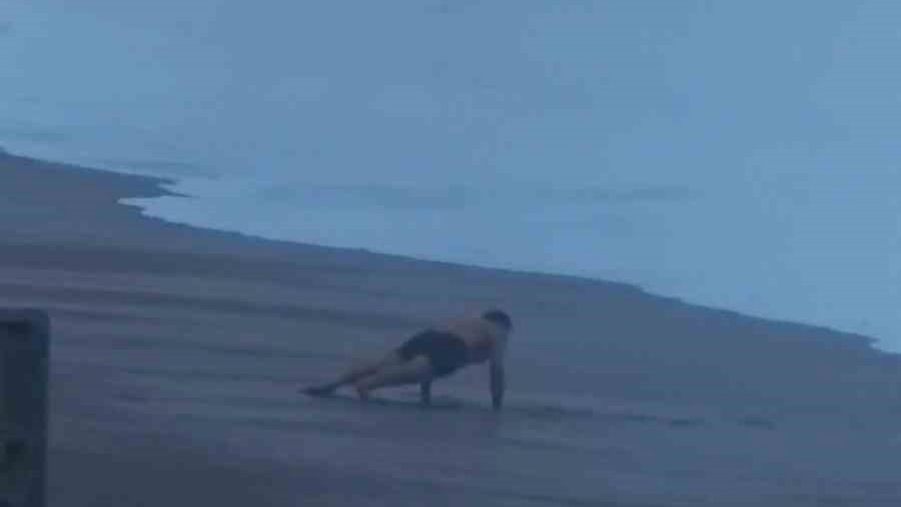 Sahilde şınav çekti, 2 metrelik dalgaları görünce koşarak kaçtı
