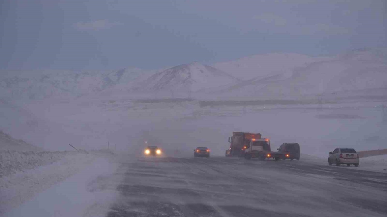 Erzurum-Artvin karayolunda tipi etkili oldu, 6 araç kaza yaptı

